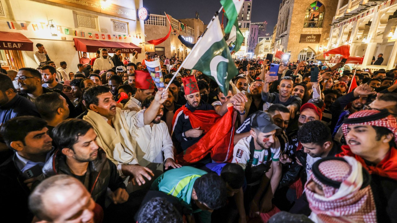 Torcida do Marrocos celebra na região do Souq Waqif: um mês de Carnaval
