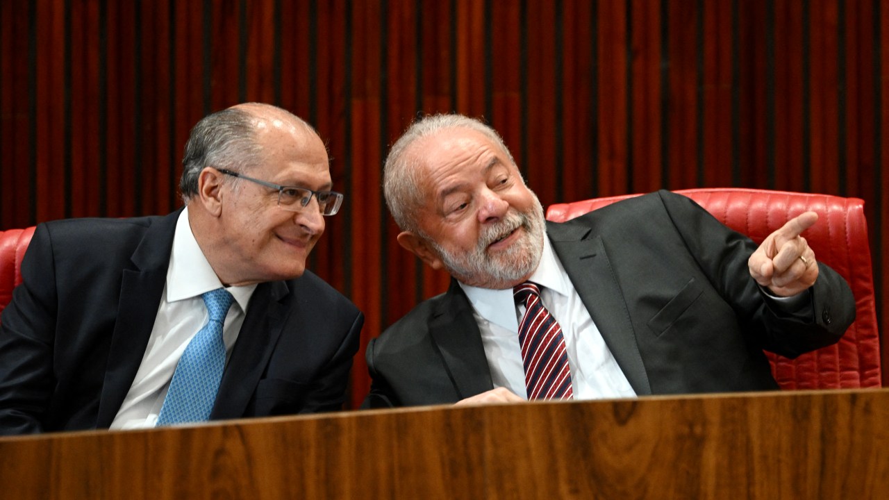 Brazil's President-elect Luiz Inacio da Silva (R) talks with his Vice-President Geraldo Alckmin (L) during their certification ceremony at the Superior Electoral Court (TSE) headquarters in Brasilia, December 12, 2022. - Luiz Inacio Lula da Silva received this Monday the "diploma" of President-elect from the highest electoral authority in Brazil, which formalizes his path to take office on January 1, 2023. (Photo by EVARISTO SA / AFP)