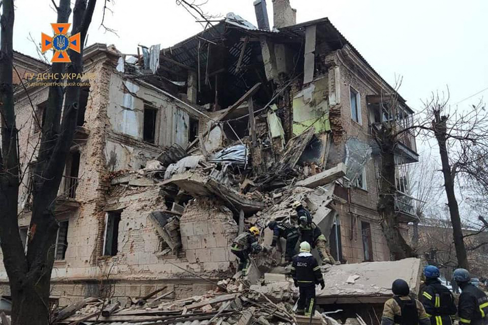 This handout picture taken and released by Ukrainian State Emergency Service on December 16, 2022 shows rescuers working at a three-store building heavily damaged following a Russian missile strike in Ukrainian city of Kryvyi Rih. - A fresh barrage of Russian strikes hit Ukraine on December 16, 2022, cutting water and electricity in major cities and piling pressure on the grid in sub-zero temperatures. (Photo by UKRAINIAN EMERGENCY SERVICE / AFP) / RESTRICTED TO EDITORIAL USE - MANDATORY CREDIT "AFP PHOTO /UKRAINIAN EMERGENCY SERVICE " - NO MARKETING NO ADVERTISING CAMPAIGNS - DISTRIBUTED AS A SERVICE TO CLIENTS