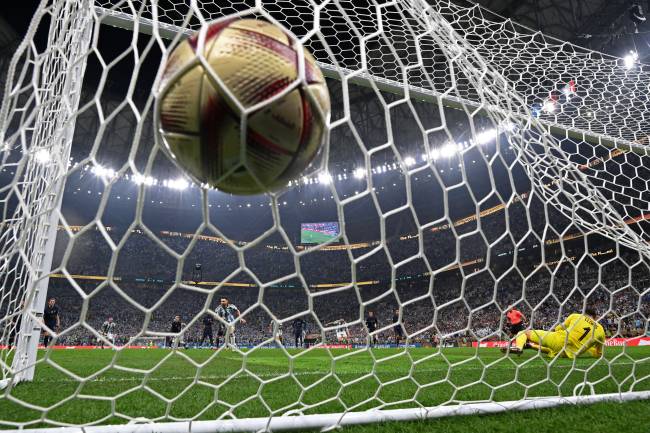 Messi deslocou Lloris sem dificuldades no pênalti para abrir o placar para os argentinos -