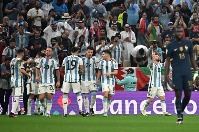 Festa argentina diante dos franceses na final no estádio Lusail -