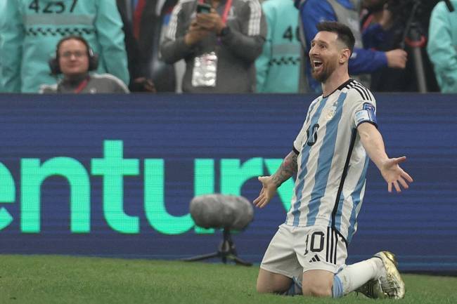 Messi comemora o terceiro gol da Argentina na partida -