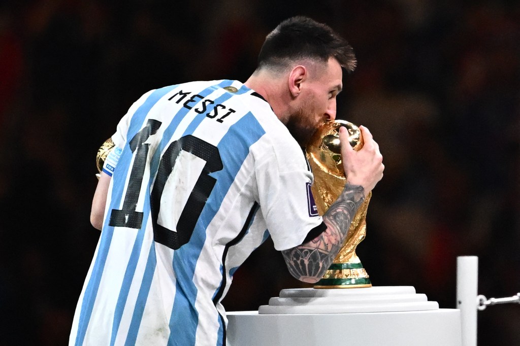 Messi beija a sonhada taça da Copa do Mundo -