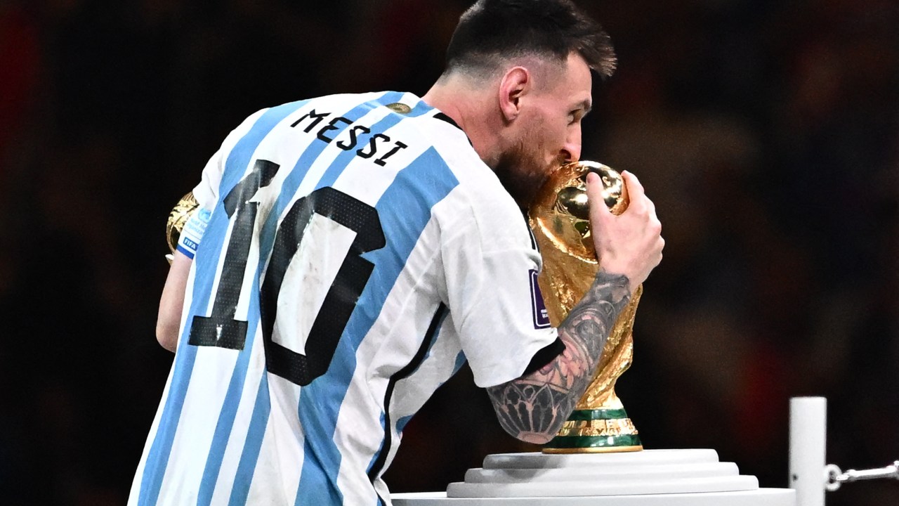 Messi beija a sonhada taça da Copa do Mundo -