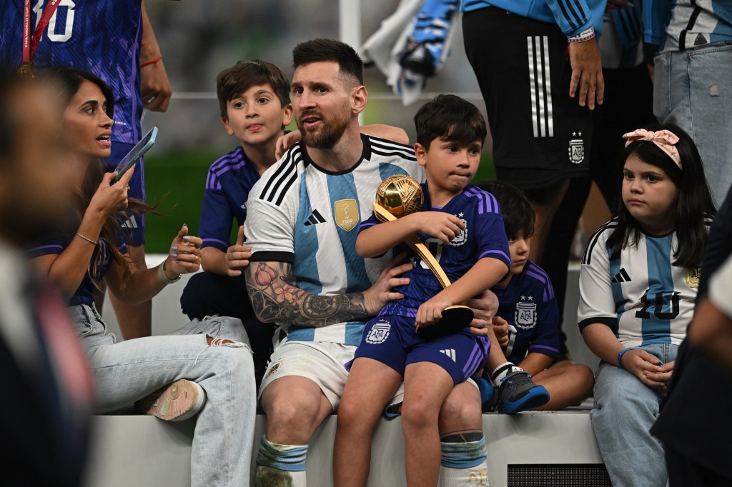 Messi, com os filhos e o prêmio de melhor jogador da Copa do Mundo do Catar -
