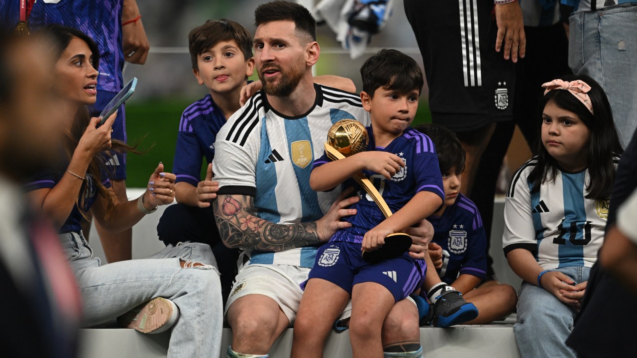 Messi, com os filhos e o prêmio de melhor jogador da Copa do Mundo do Catar -