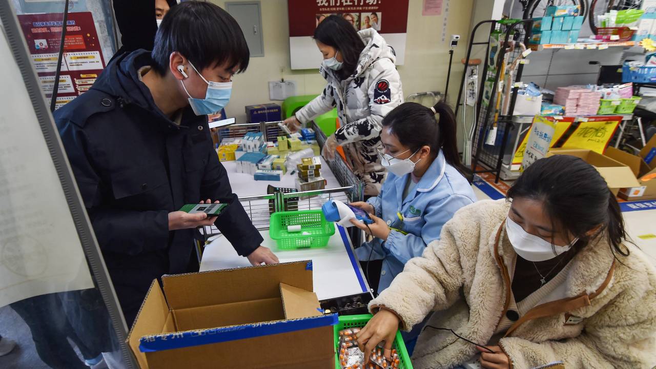 A man buys fever medicine at a pharmacy amid the Covid-19 pandemic in Nanjing, in China's eastern Jiangsu province, on December 19, 2022, as the pharmacy offers six capsules for each client. (Photo by AFP) / China OUT