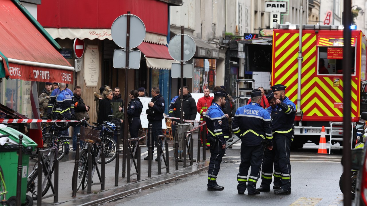 Seguranças franceses protegem a rua depois que vários tiros foram disparados ao longo da rue d'Enghien, no 10º arrondissement, três pessoas morreram e quatro ficaram feridas. 23/12/2022