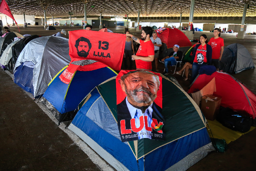 Apoiadores do presidente Lula acampam em Brasília