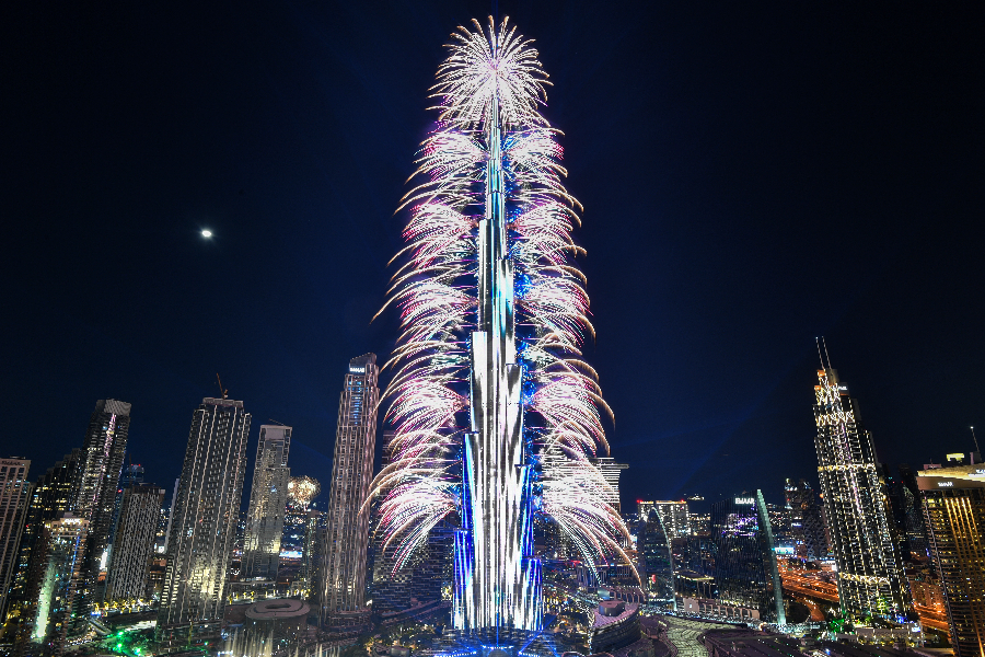 Fogos de artifício saem do Burj Khalifa, o edifício mais alto do mundo,em Dubai, nos Emirados Árabes Unidos -