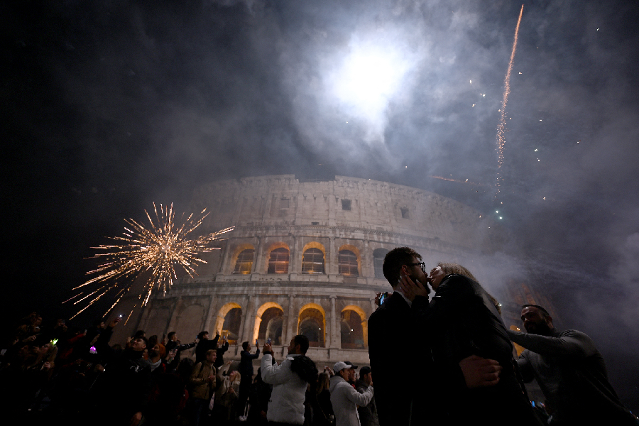 Casal celebra a chegada de 2023 no Coliseu, em Roma, na Itália -