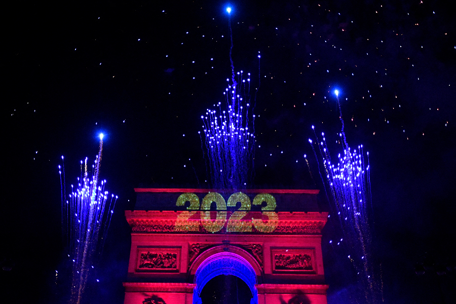 França celebra a chegada de 2023 com projeção no Arco do Triunfo e fogos na principal avenida de Paris -