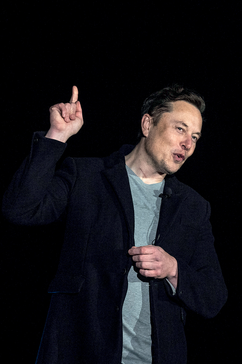 NO PALCO - Apressado: Elon Musk quer testar o sistema em humanos -