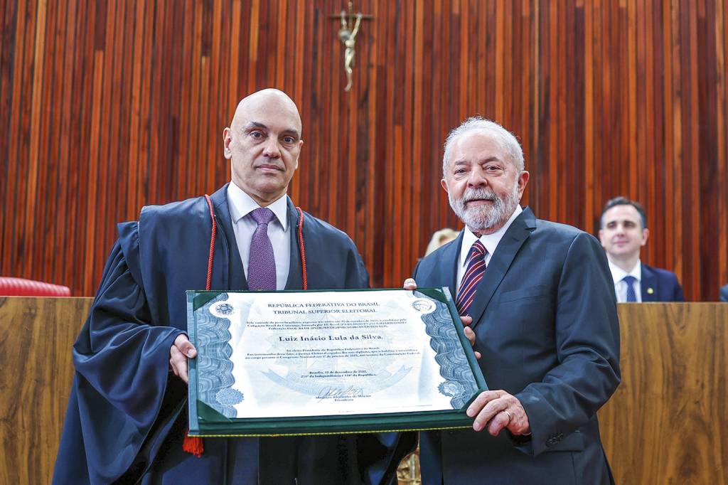 CONFIRMAÇÃO - Moraes entrega diploma a Lula: choro e discursos pela democracia -