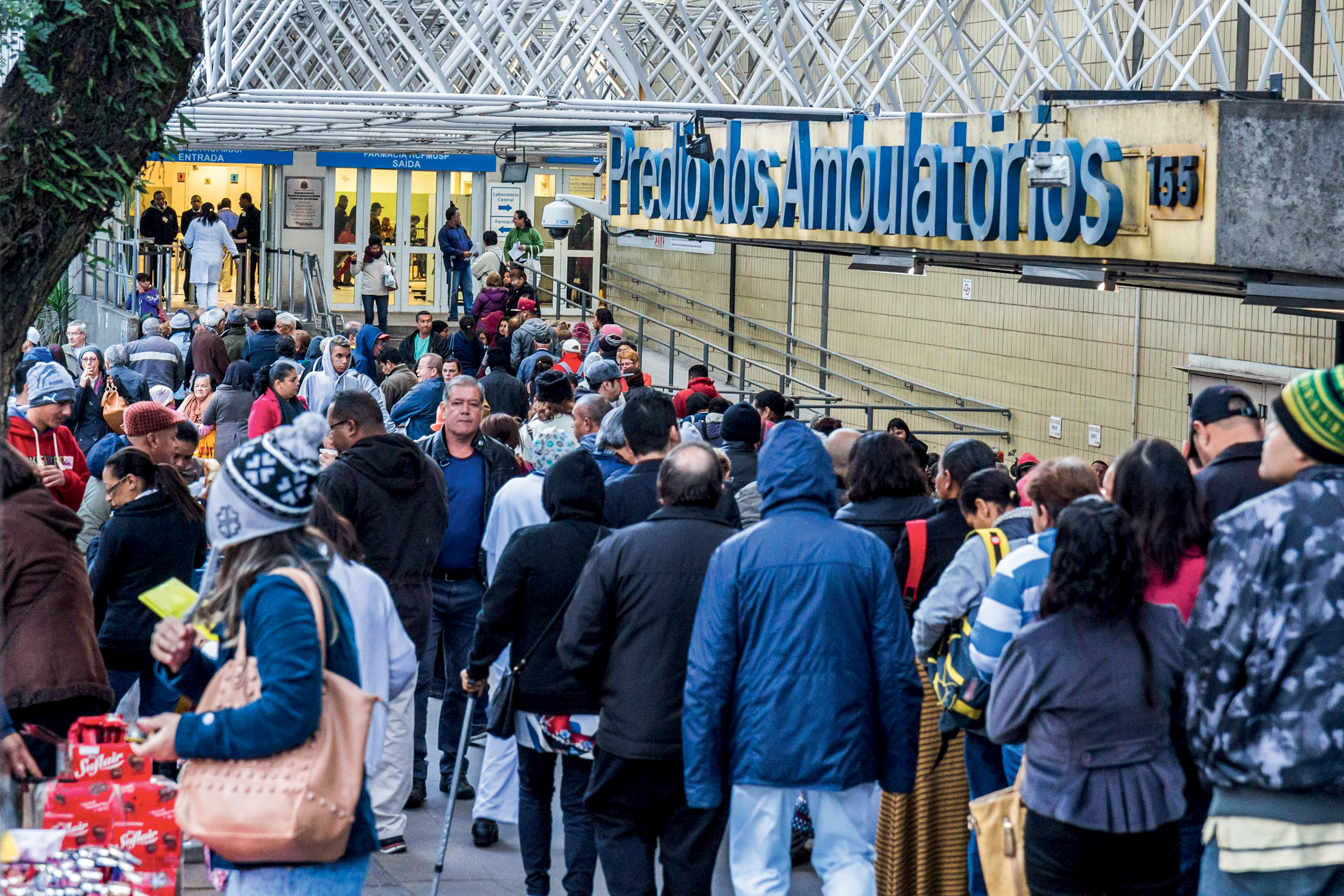 Fila para atendimento no Hospital das ClÌnicas em SP. FALHA - Fila em hospital: saúde retrata erros no uso da máquina pública -