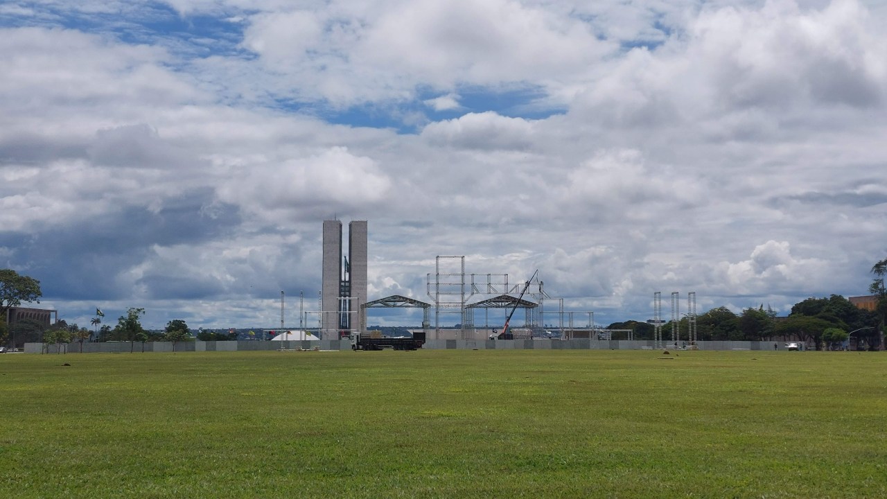 Palco é montado no gramado central da Esplanada dos Ministérios, diante do Congresso Nacional, em Brasília