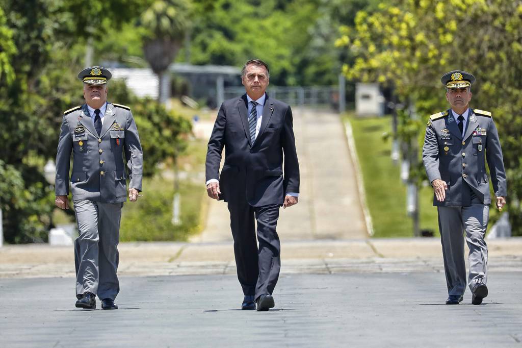 EXCELENTE SINAL - Bolsonaro: a transição na área militar envolve ex-auxiliares do presidente -