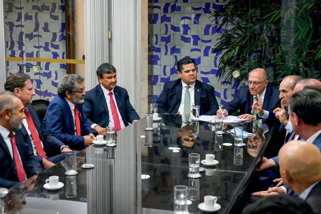 ARTICULAÇÃO - Vice-presidente eleito, Geraldo Alckmin e senadores: corrida para garantir recursos ao programa social -