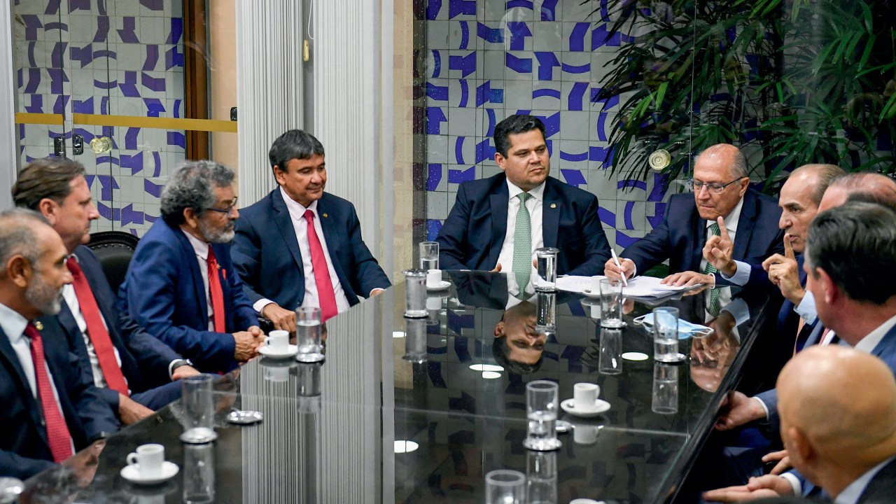 ARTICULAÇÃO - Vice-presidente eleito, Geraldo Alckmin e senadores: corrida para garantir recursos ao programa social -