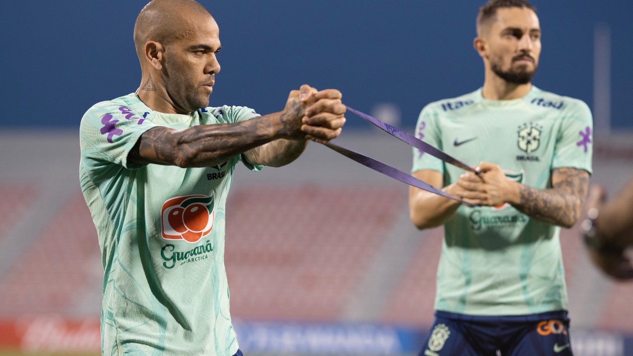 Daniel Alves e Telles ganharão chances diante de Camarões -