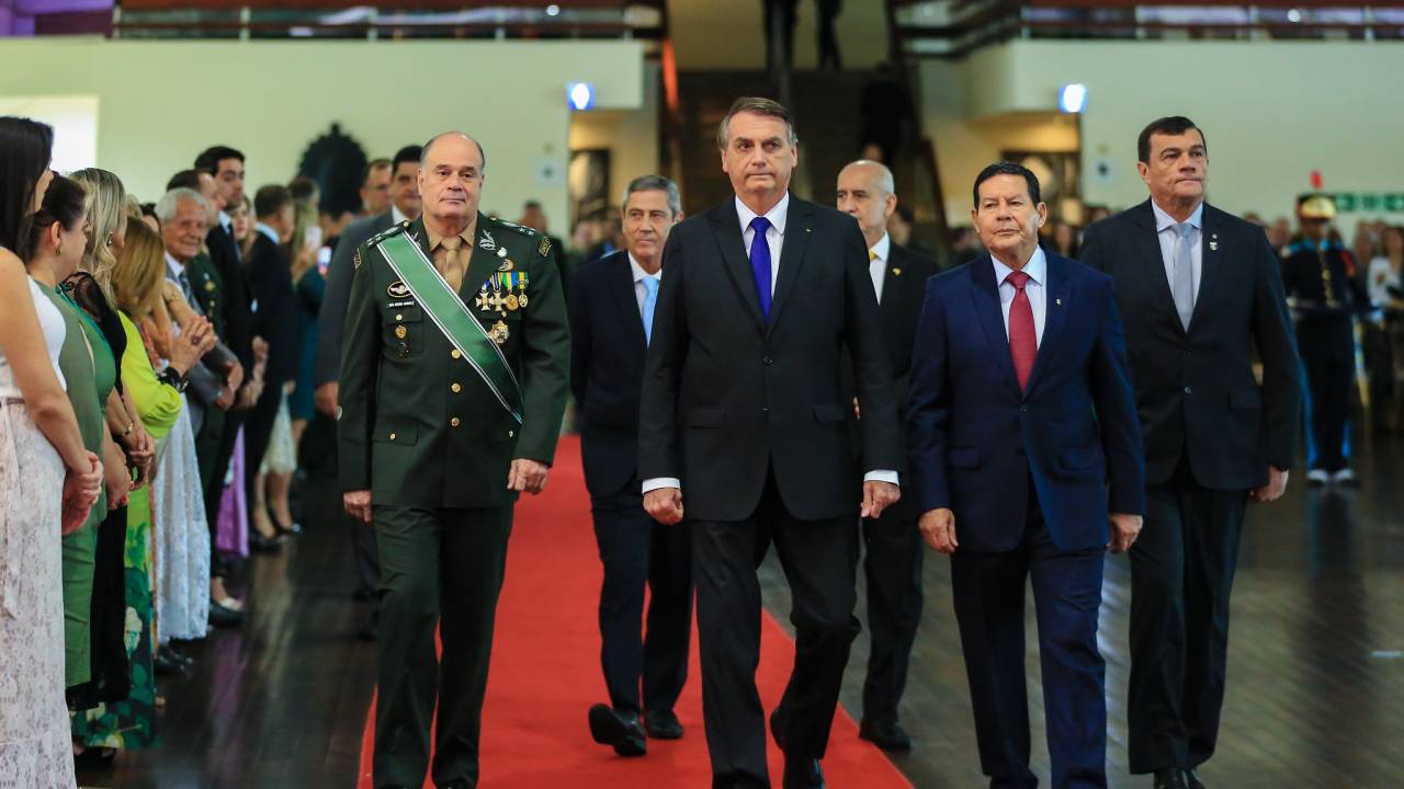 Bolsonaro entre os generais Marco Antônio Freire Gomes, comandante do Exército; Walter Braga Netto, ex-ministro da Defesa e da Casa Civil e ex-candidato a vice na chapa de Bolsonaro; Luiz Eduardo Ramos, ministro da Secretaria-Geral da Presidência; Hamilton Mourão, vice-presidente; Paulo Sérgio Nogueira, ministro da Defesa