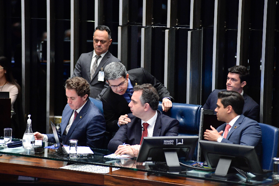 O presidente do Senado, Rodrigo Pacheco (ao centro), ao lado de outros senadores durante a votação da PEC da Transição