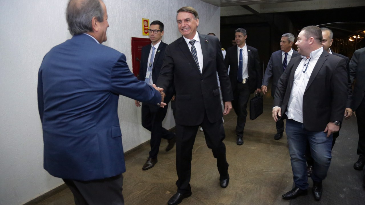 O presidente Jair Bolsonaro cumprimenta o presidente nacional do PL, Valdemar Costa Neto, na chegada ao jantar de confraternização de parlamentares do partido, em Brasília, na noite da última terça-feira
