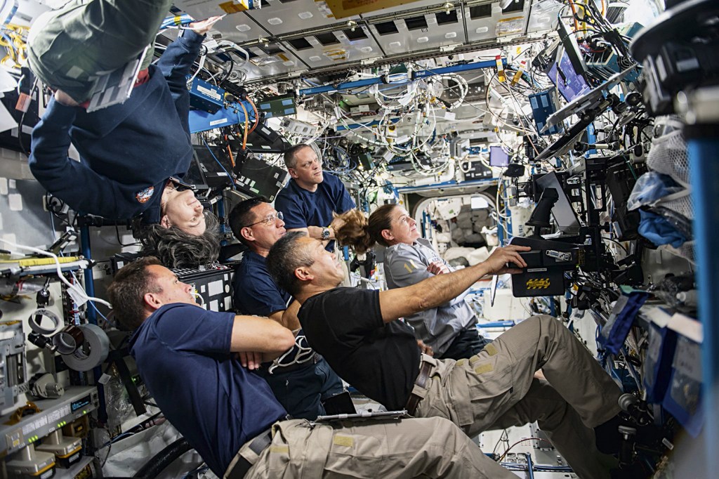 LONGE DE CASA - Tripulantes da Expedição 68, lançada em setembro: a equipe ficará seis meses em estação espacial -