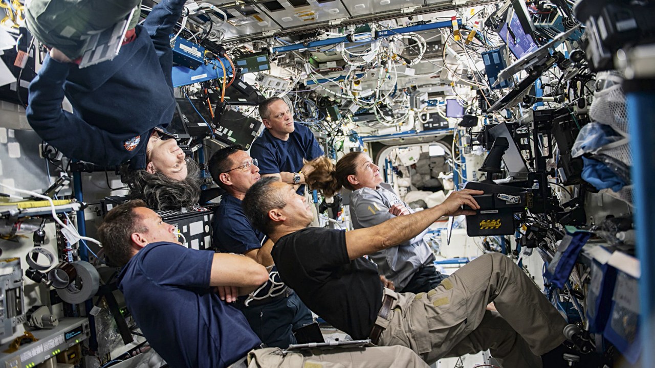 LONGE DE CASA - Tripulantes da Expedição 68, lançada em setembro: a equipe ficará seis meses em estação espacial -