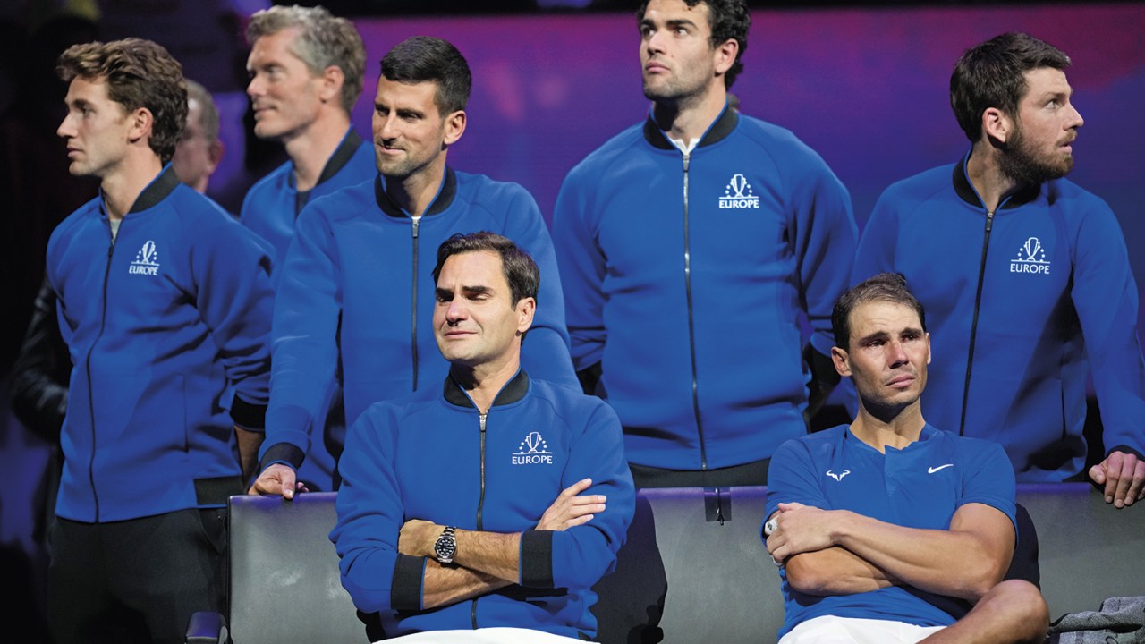 ADMIRAÇÃO - Roger Federer, o dono da festa de despedida, com Nadal ao lado e Djokovic ao fundo: lágrimas de campeões -