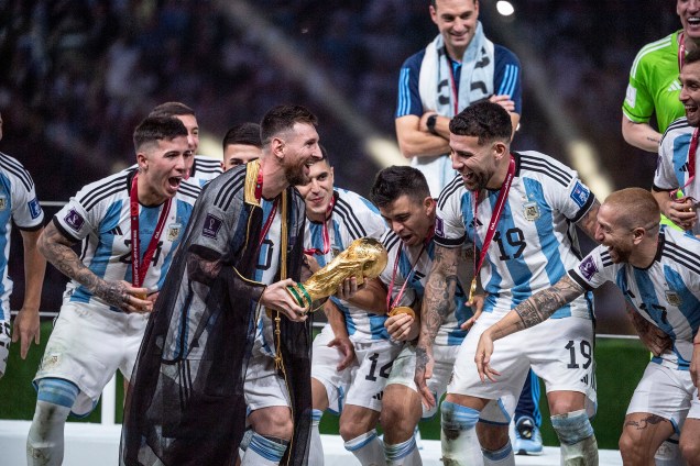 Leo Messi e seus companheiros ao receberem a taça da Copa do Mundo -