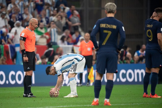 Messi preparando a bola para cobrança de pênalti que abriu o placar do jogo -