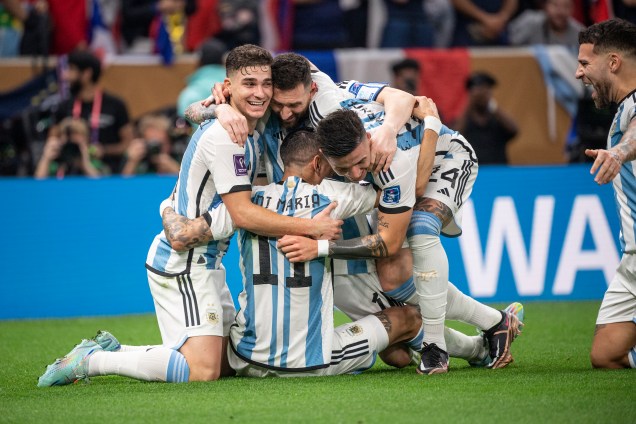 Jogadores comemorando com Di Maria o segundo gol da Argentina no jogo -