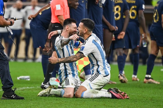 Messi e Leandro Paredes se abraçando no momento em que a Argentina se sagrou campeã mundial nos pênaltis -