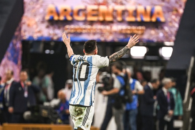 O craque argentino comemorando no gramado do Lusail Stadium -