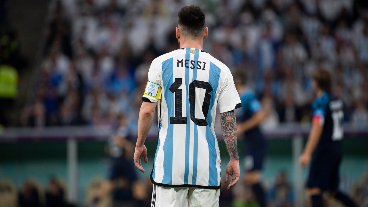 Messi celebra a vitória argentina: um gol e uma assistência -