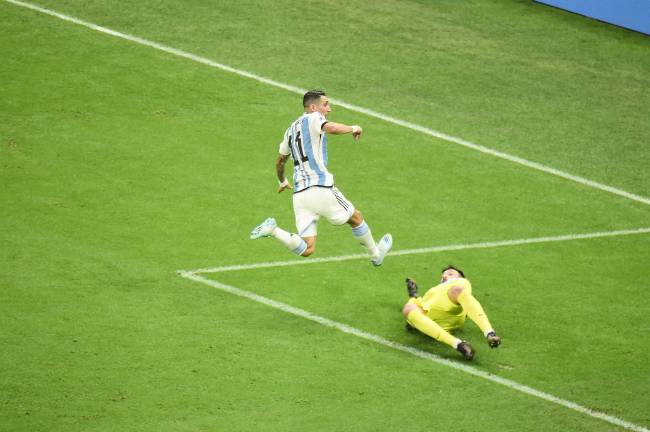 Surpresa na escalação, Di María tocou na saída de Lloris para marcar -