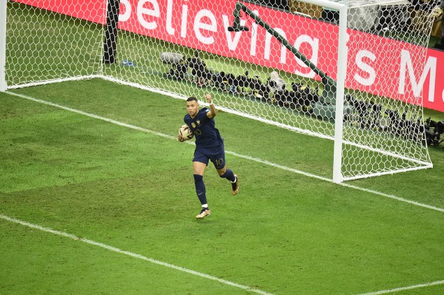 Mbappé ao marcar o primeiro gol da França no jogo -