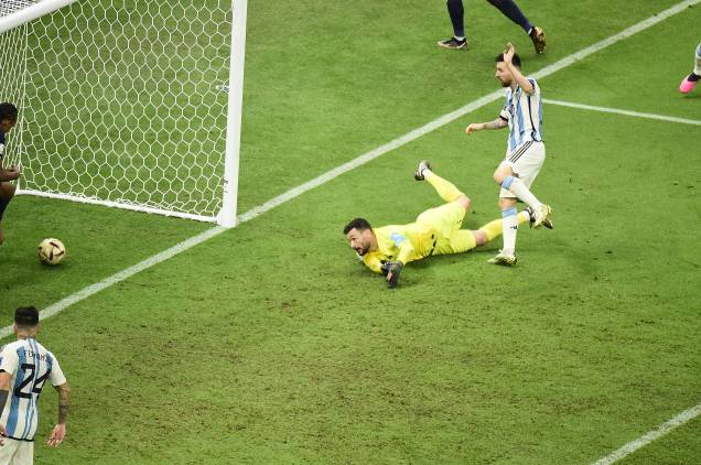 Messi fazendo o terceiro gol da Argentina na partida - Messi fazendo o terceiro gol da Argentina na partida -