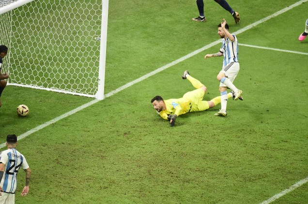 Messi fazendo o terceiro gol da Argentina na partida -