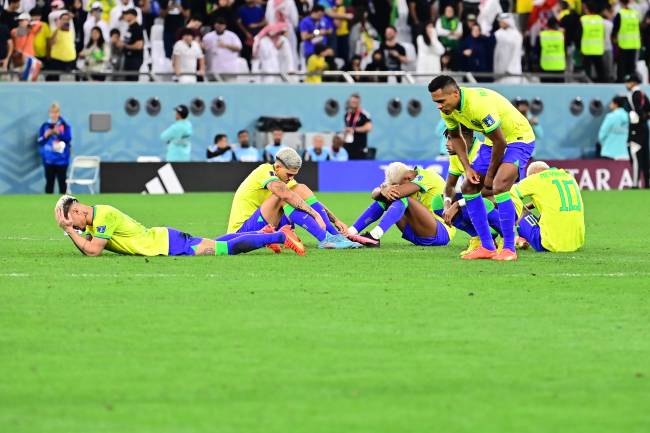 Neymar com os companheiros no chão: novamente a queda nas quartas de final -