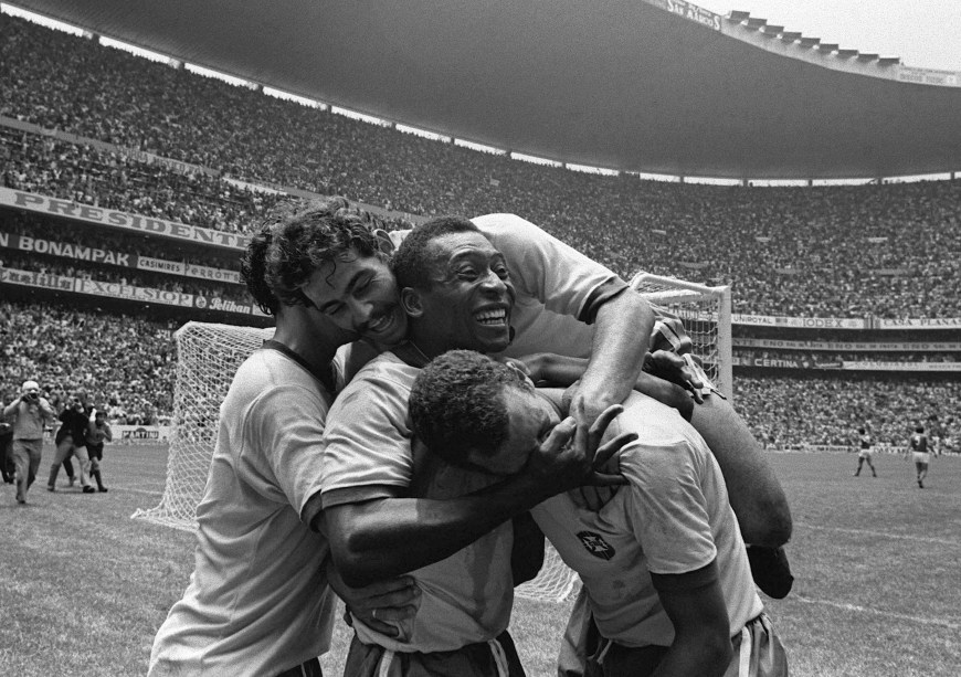 Pelé comemorando com seus companheiros a conquista da Copa do Mundo de 1970 -