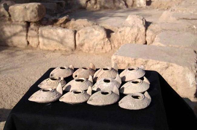 Clay-lamps-from-the-eighth-to-ninth-centuries-CE. Lamparinas usadas por peregrinos na peregrinação à tumba de Salomé, em Jerusalém