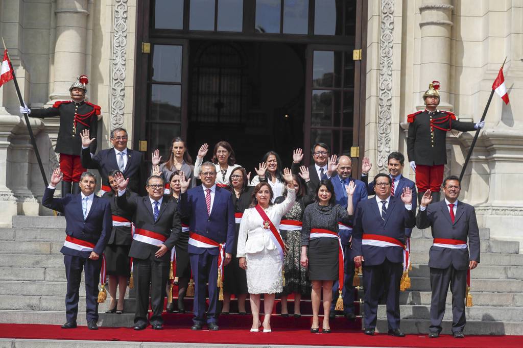NOVO GOVERNO - Boularte com seus ministros: até quando será que ela dura? -