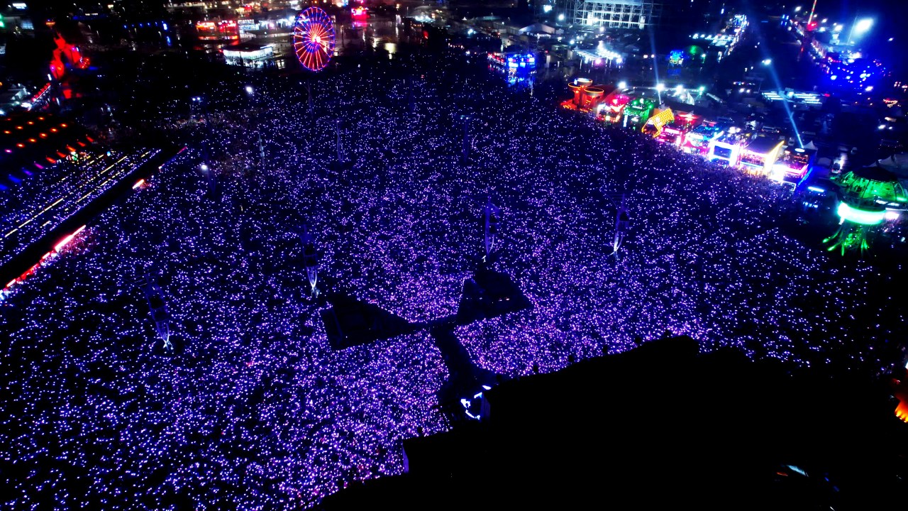 Cena aérea da plateia do Rock in Rio durante o show do Coldplay, em 2022