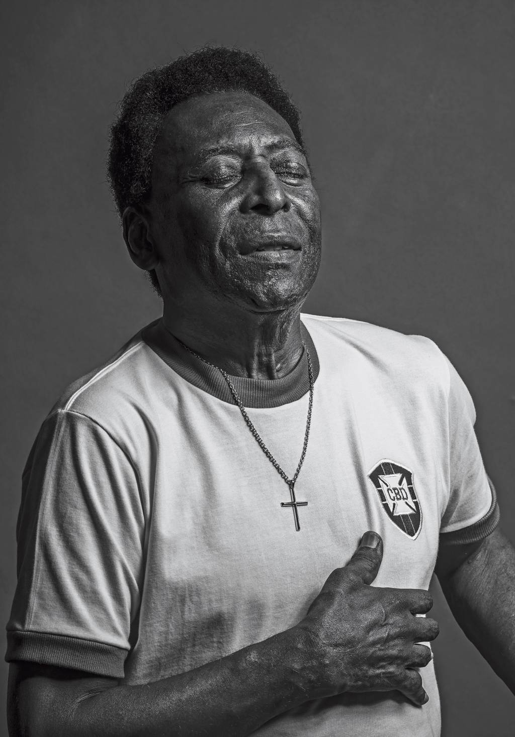 Pelé com a camisa da Seleção Brasileira em ensaio fotográfico para a matéria 