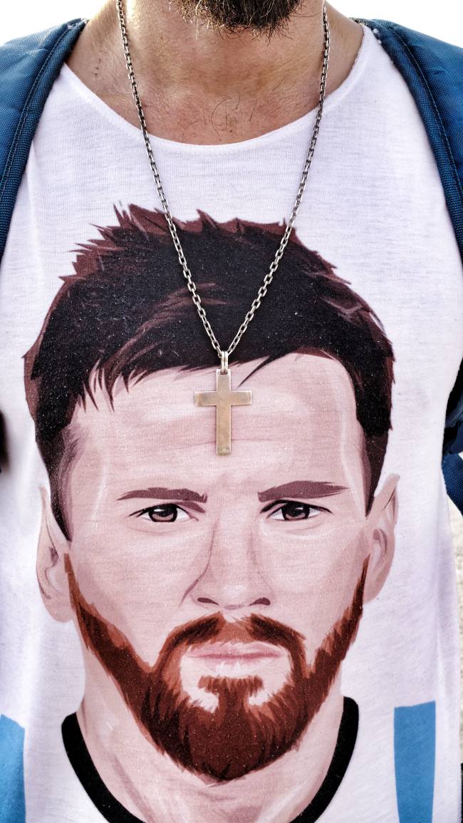 Fé e idolatria a Messi declaradas com orgulho até na camisa dos argentinos -