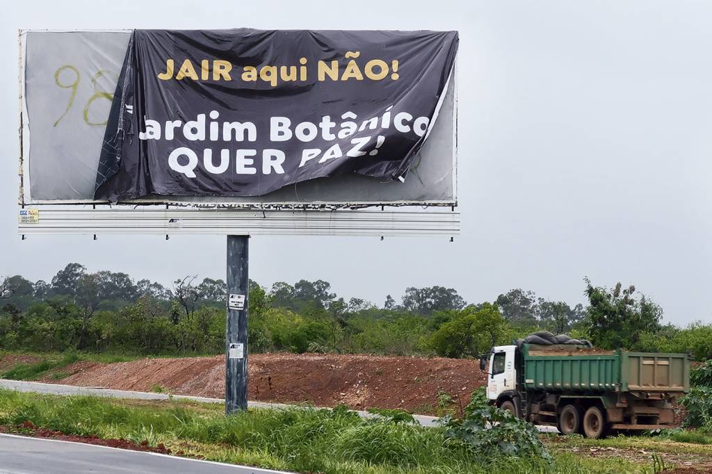 PROTESTO - Outdoor: horas depois de instalada, a peça foi rasgada por bolsonaristas -