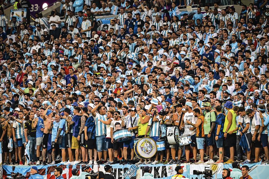 HINCHAS - O canto dos albicelestes ecoou nos estádios: “En Argentina nací, tierra de Diego y Lionel” -