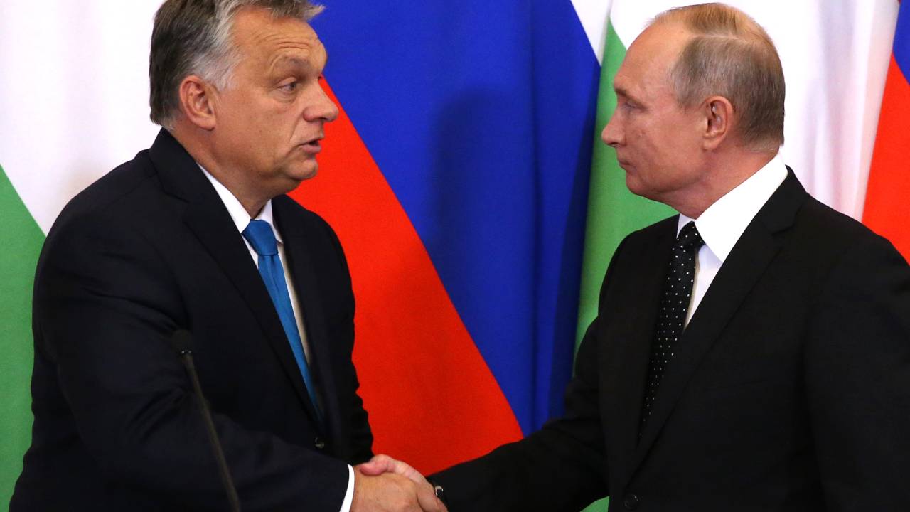 MOSCOU, RÚSSIA - 18 DE SETEMBRO: (RÚSSIA FORA) O presidente russo Vladimir Putin (R) aperta a mão do primeiro-ministro húngaro Viktor Orban durante sua reunião no Kremlin em Moscou, Rússia, 18 de setembro de 2018. O presidente da Hungria, Orban, fará uma visita de um dia a Moscou